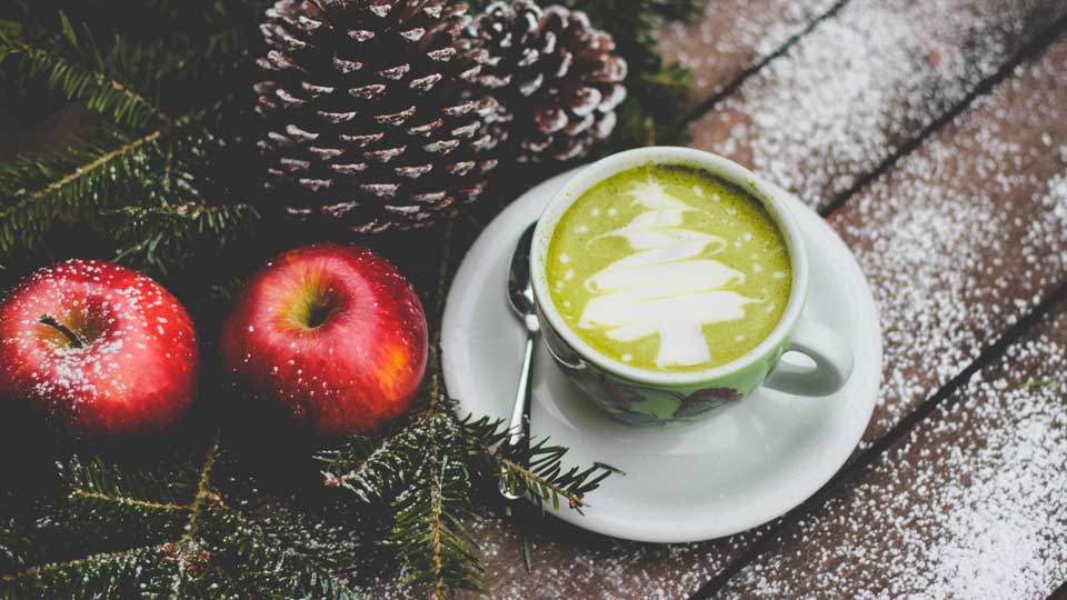 Christmas tree drink with surrounding apples